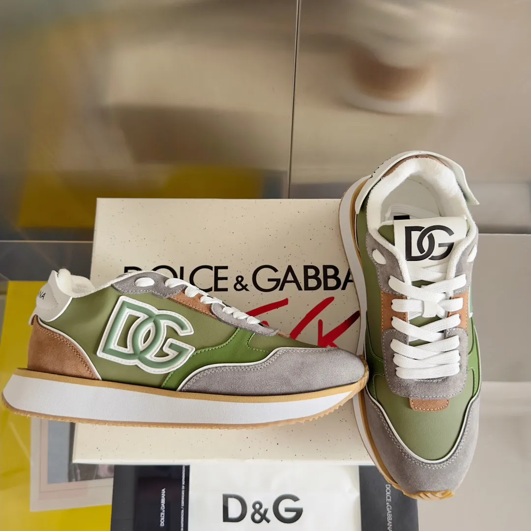 Factory P440💰D&G's latest Cushion series casual sports shoes, dad shoes, running shoes, original purchase and development, production, handmade, but always looking to the future. The new Cushion sneakers feature a two-tone suede upper accented by a mesh contrasting printed DG cross logo on the side. The lightweight, grippy rubber outsole adopts an innovative design to provide excellent performance, and the jacquard label adds timeless style. Exquisite packaging at the delivery counter🛍📦 ▪️ Fabric: Original custom-made first-layer cowhide ▪️ Lining: Original custom-made breathable towel lining ▪️ Sole: Original open-molded rubber material ▪️ Bottom thickness: 3.5CM ▪️ Size: Men's 38-45